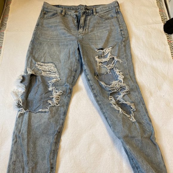 American Eagle Ripped Mom Jeans Size 8 - Picture 1 of 3